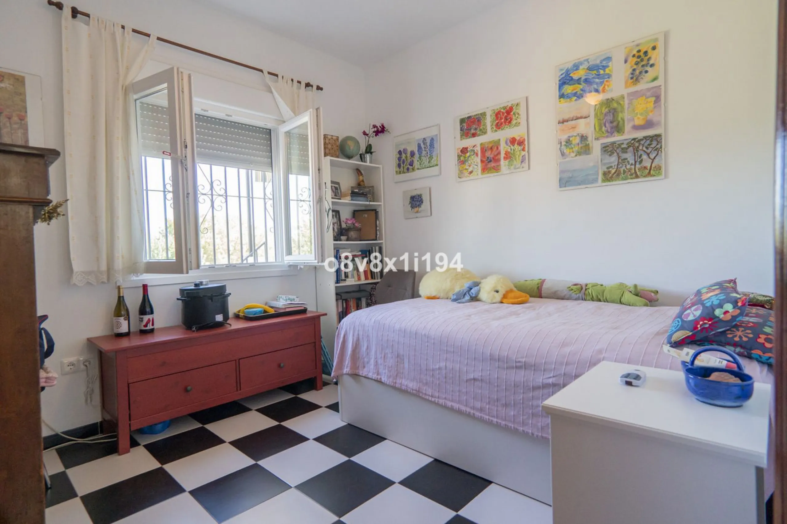 Imagine waking up every morning to open views that stretch as far as Malaga, surrounded by the tranquility of the Pinos de Alhaurín residential area. This detached villa is designed for families looking for a spacious, comfortable home surrounded by natur