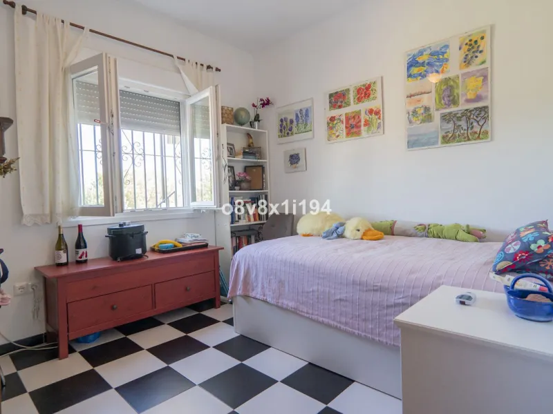 Imagine waking up every morning to open views that stretch as far as Malaga, surrounded by the tranquility of the Pinos de Alhaurín residential area. This detached villa is designed for families looking for a spacious, comfortable home surrounded by natur