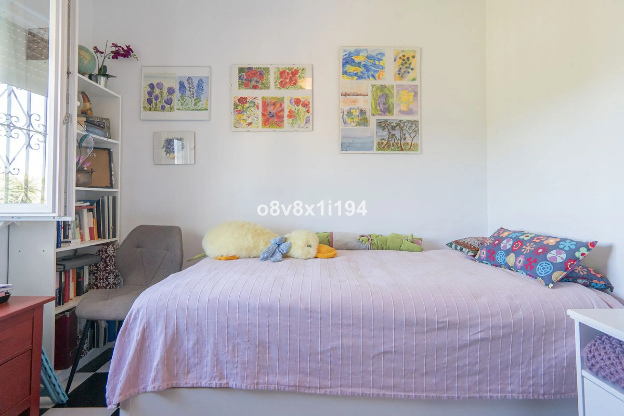 Imagine waking up every morning to open views that stretch as far as Malaga, surrounded by the tranquility of the Pinos de Alhaurín residential area. This detached villa is designed for families looking for a spacious, comfortable home surrounded by natur