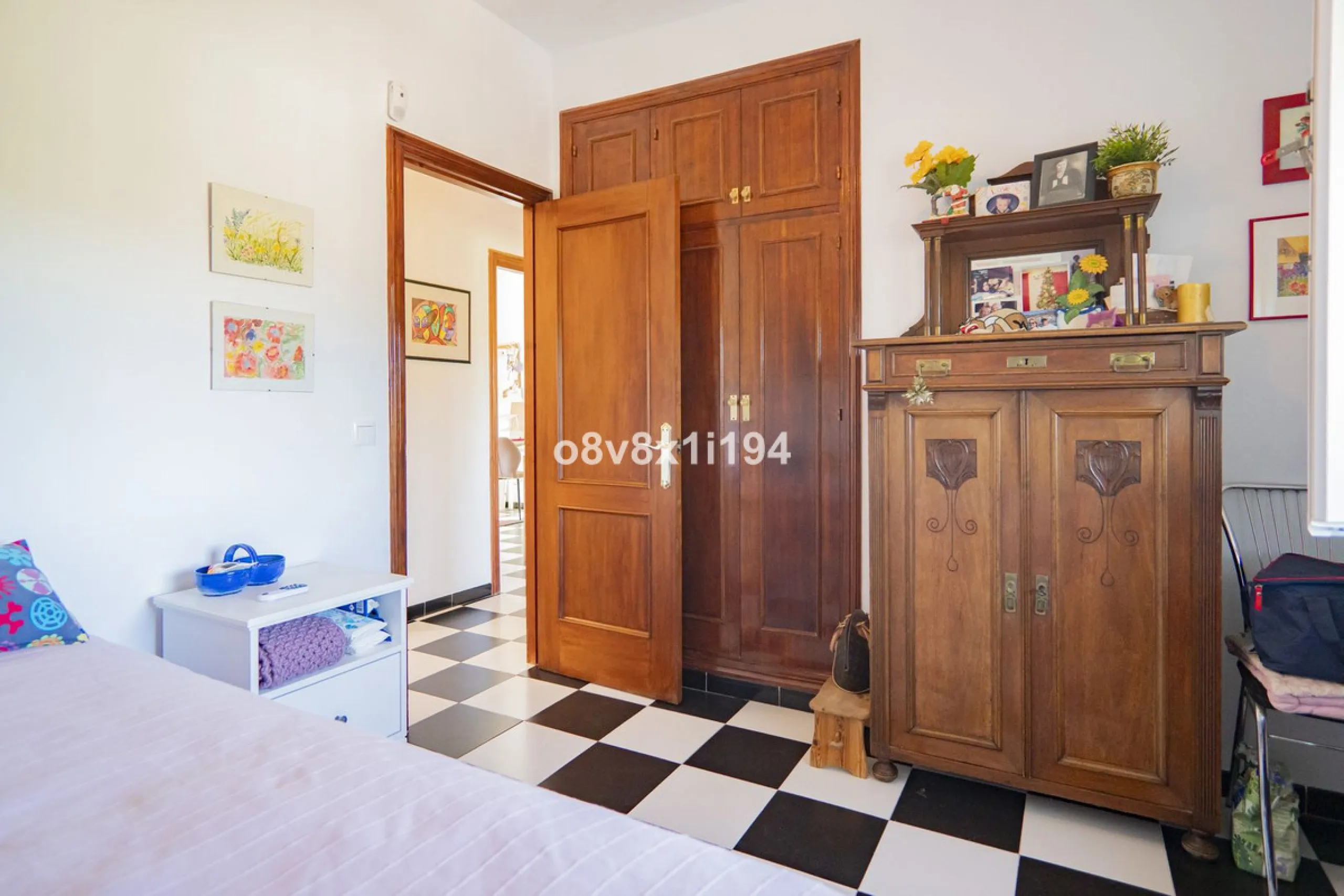 Imagine waking up every morning to open views that stretch as far as Malaga, surrounded by the tranquility of the Pinos de Alhaurín residential area. This detached villa is designed for families looking for a spacious, comfortable home surrounded by natur