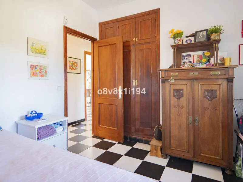 Imagine waking up every morning to open views that stretch as far as Malaga, surrounded by the tranquility of the Pinos de Alhaurín residential area. This detached villa is designed for families looking for a spacious, comfortable home surrounded by natur