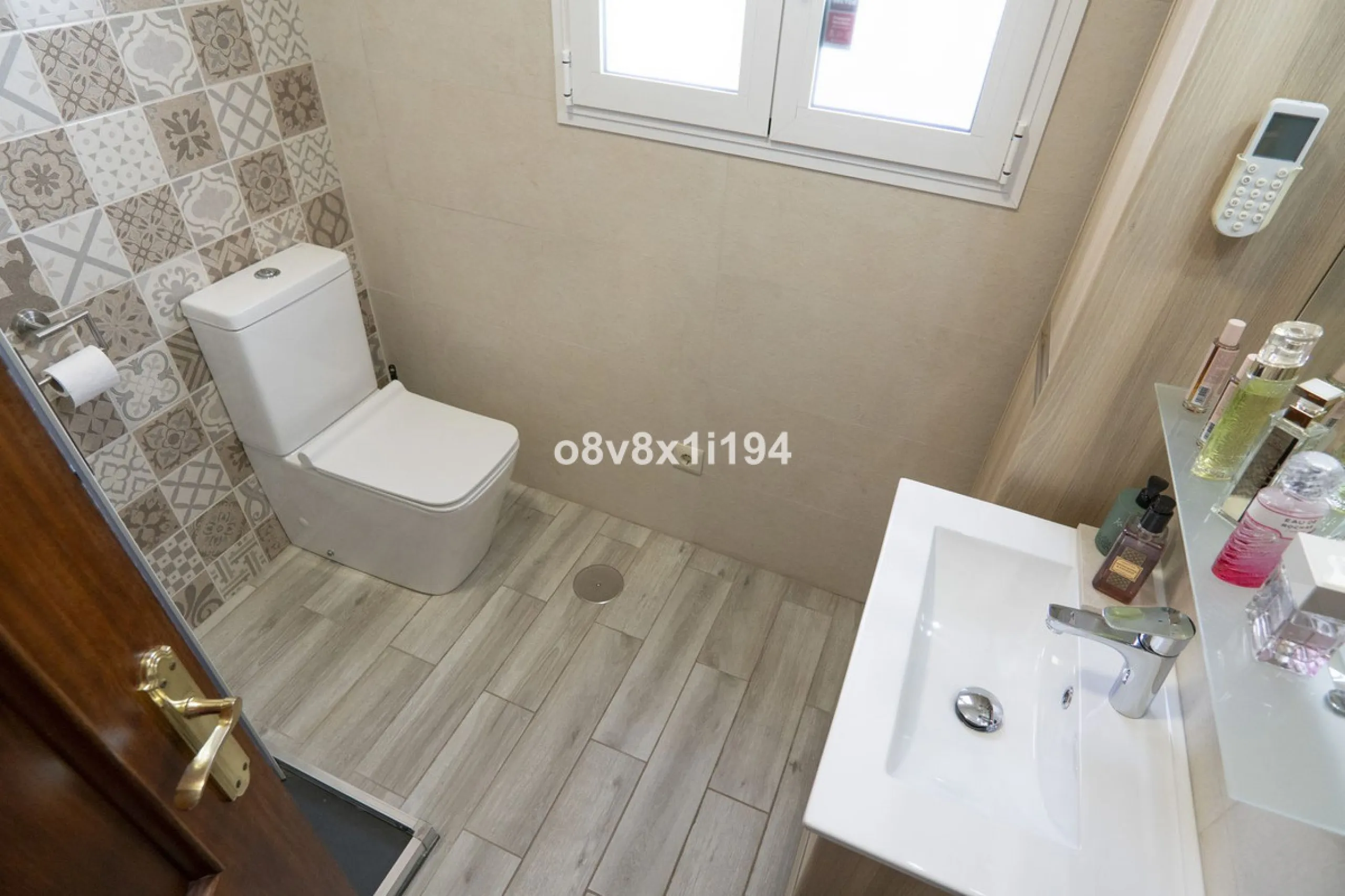 Imagine waking up every morning to open views that stretch as far as Malaga, surrounded by the tranquility of the Pinos de Alhaurín residential area. This detached villa is designed for families looking for a spacious, comfortable home surrounded by natur