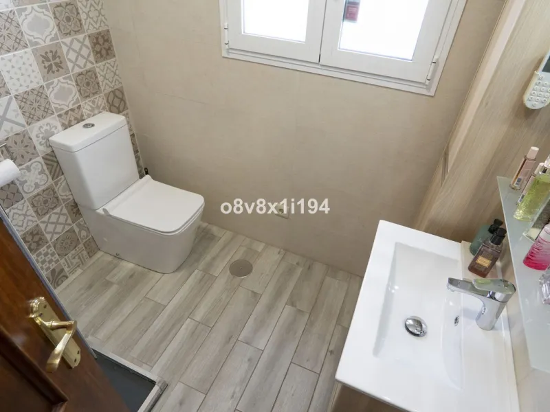 Imagine waking up every morning to open views that stretch as far as Malaga, surrounded by the tranquility of the Pinos de Alhaurín residential area. This detached villa is designed for families looking for a spacious, comfortable home surrounded by natur