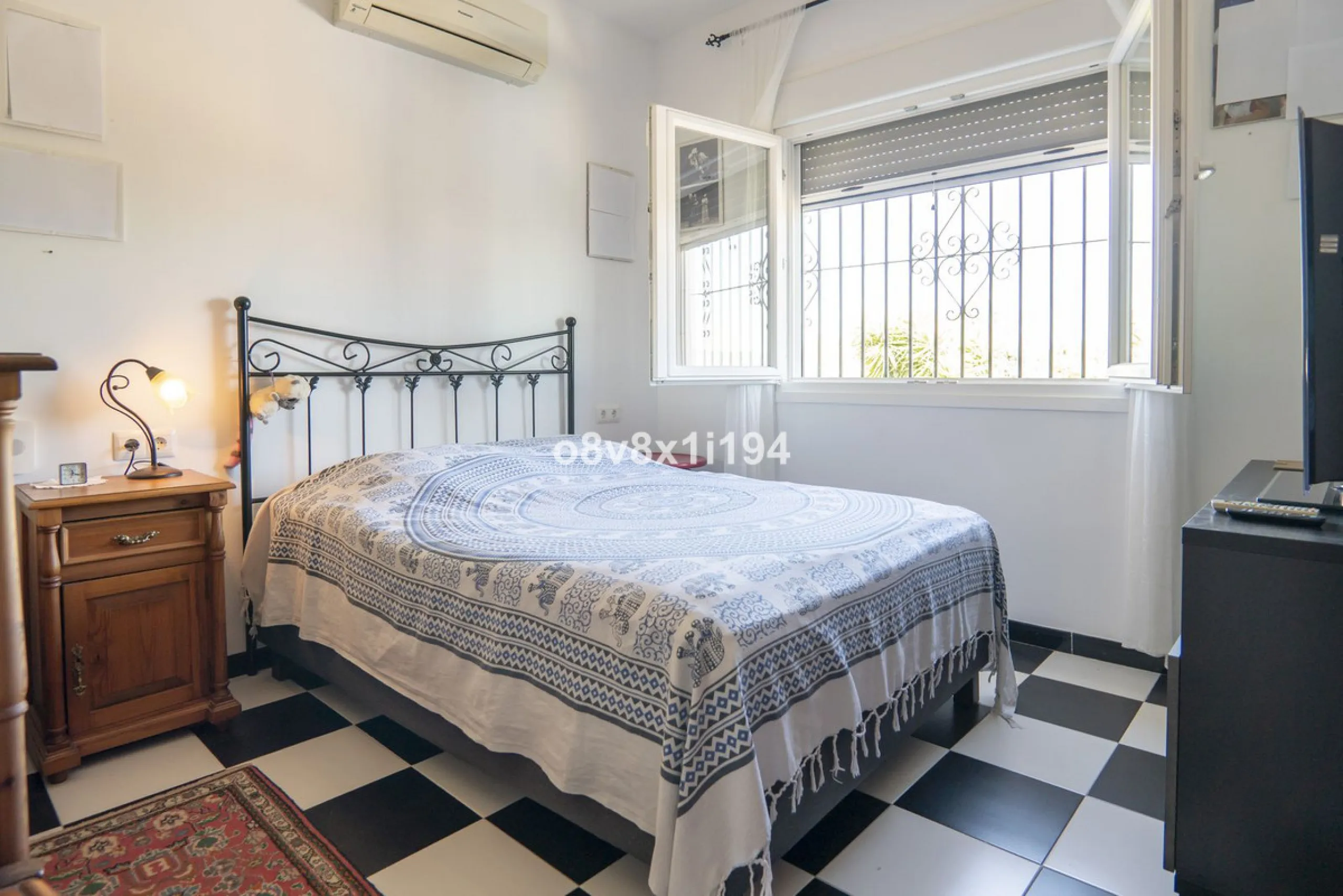Imagine waking up every morning to open views that stretch as far as Malaga, surrounded by the tranquility of the Pinos de Alhaurín residential area. This detached villa is designed for families looking for a spacious, comfortable home surrounded by natur