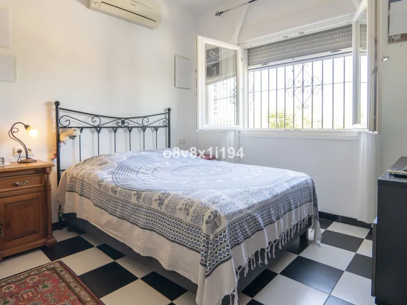 Imagine waking up every morning to open views that stretch as far as Malaga, surrounded by the tranquility of the Pinos de Alhaurín residential area. This detached villa is designed for families looking for a spacious, comfortable home surrounded by natur