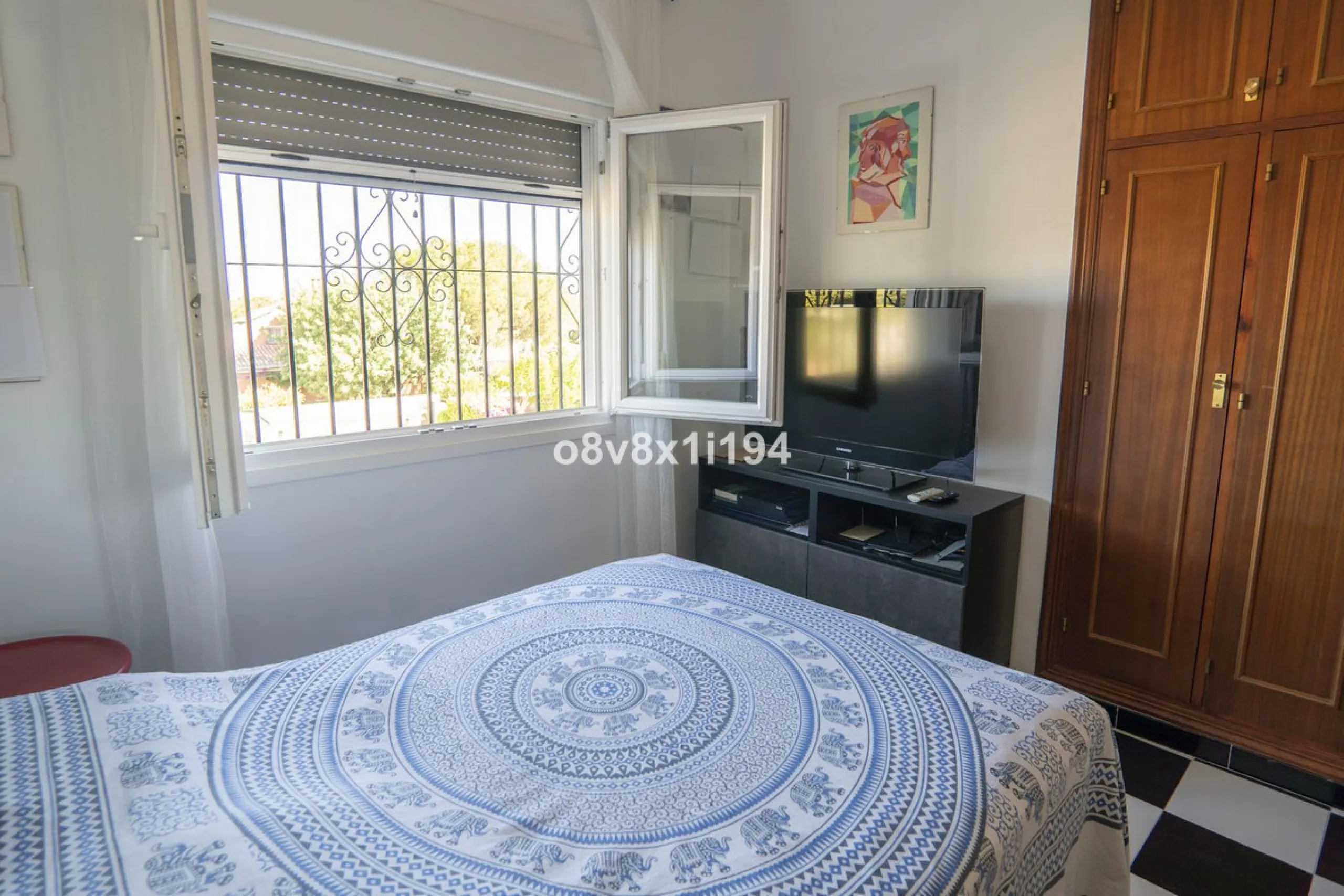 Imagine waking up every morning to open views that stretch as far as Malaga, surrounded by the tranquility of the Pinos de Alhaurín residential area. This detached villa is designed for families looking for a spacious, comfortable home surrounded by natur