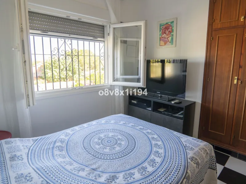 Imagine waking up every morning to open views that stretch as far as Malaga, surrounded by the tranquility of the Pinos de Alhaurín residential area. This detached villa is designed for families looking for a spacious, comfortable home surrounded by natur
