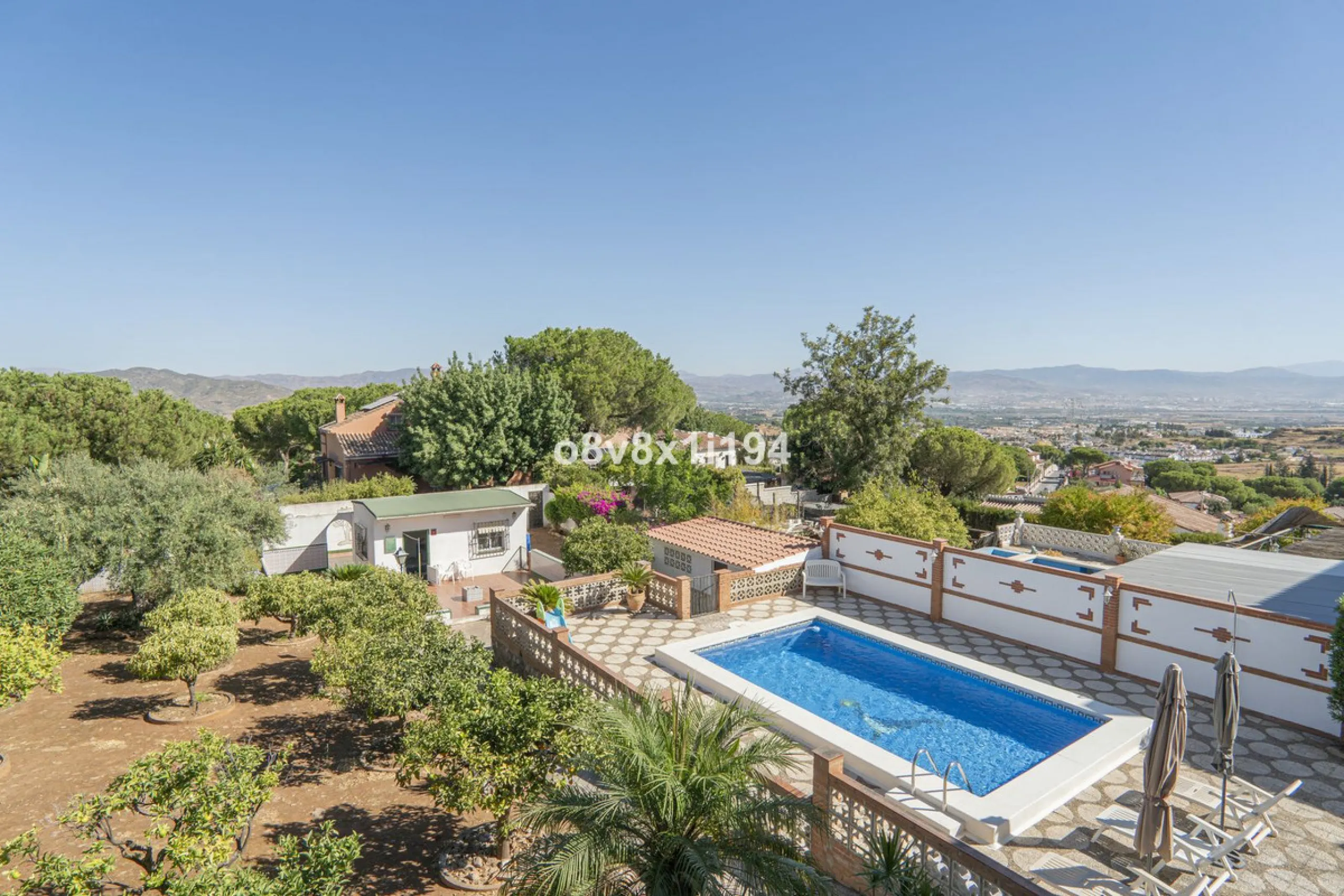 Imagine waking up every morning to open views that stretch as far as Malaga, surrounded by the tranquility of the Pinos de Alhaurín residential area. This detached villa is designed for families looking for a spacious, comfortable home surrounded by natur