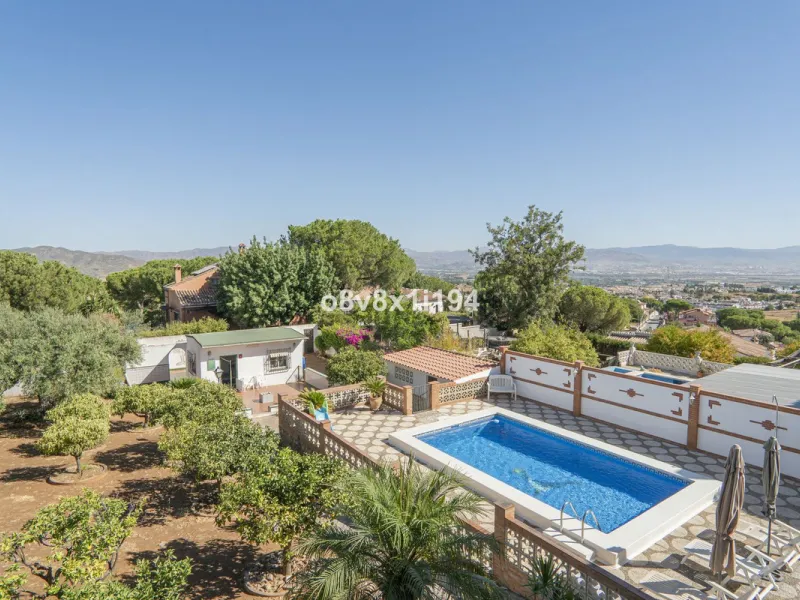 Imagine waking up every morning to open views that stretch as far as Malaga, surrounded by the tranquility of the Pinos de Alhaurín residential area. This detached villa is designed for families looking for a spacious, comfortable home surrounded by natur