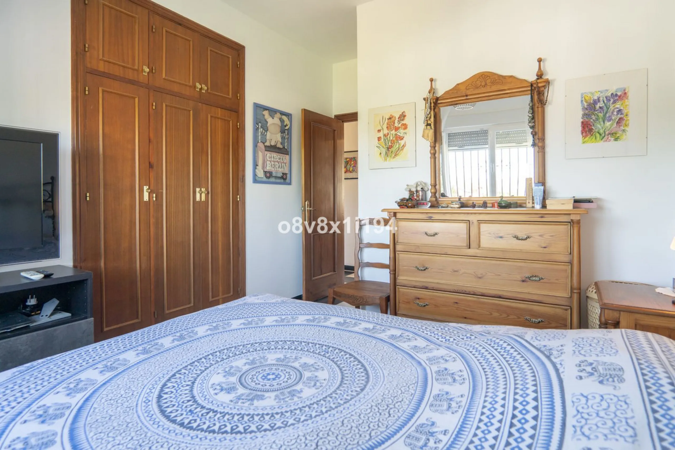 Imagine waking up every morning to open views that stretch as far as Malaga, surrounded by the tranquility of the Pinos de Alhaurín residential area. This detached villa is designed for families looking for a spacious, comfortable home surrounded by natur
