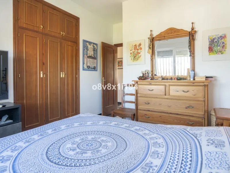Imagine waking up every morning to open views that stretch as far as Malaga, surrounded by the tranquility of the Pinos de Alhaurín residential area. This detached villa is designed for families looking for a spacious, comfortable home surrounded by natur