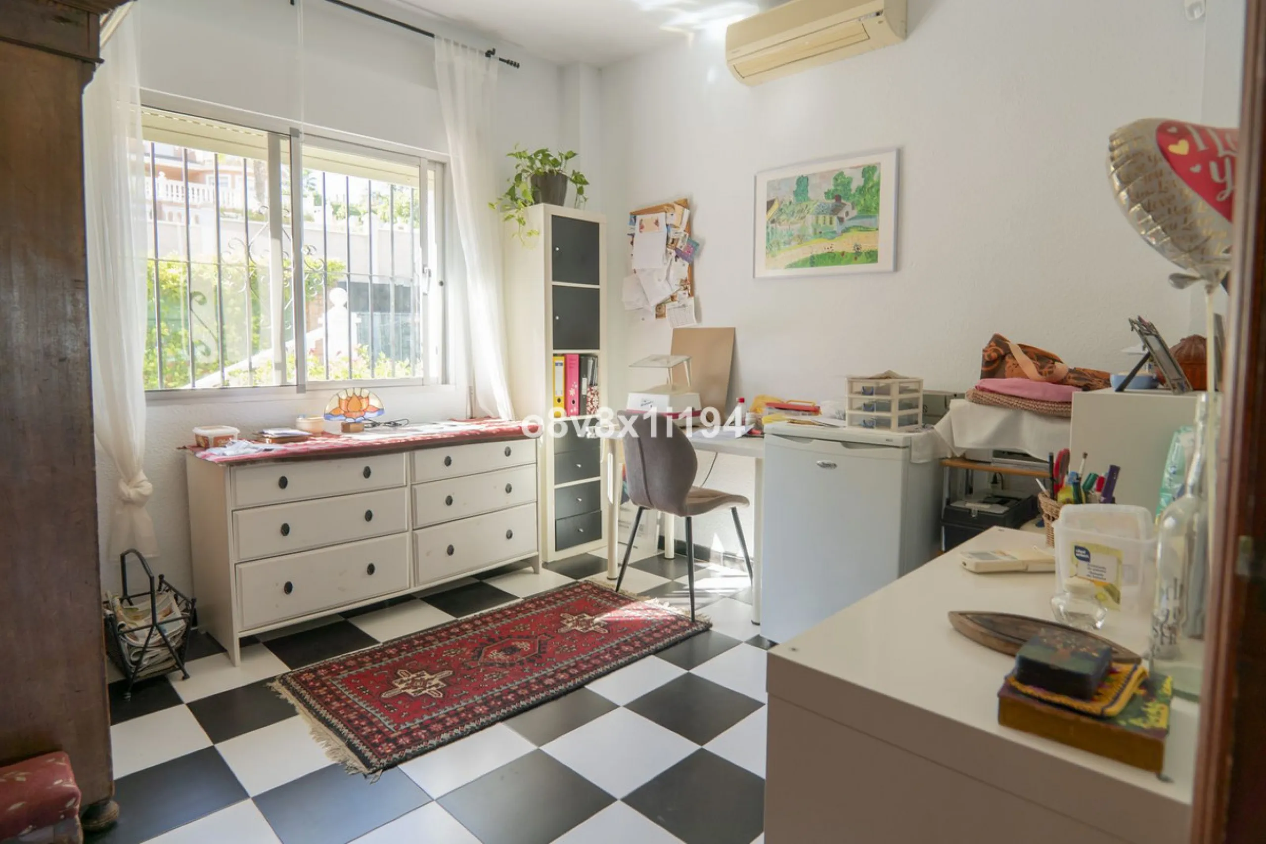 Imagine waking up every morning to open views that stretch as far as Malaga, surrounded by the tranquility of the Pinos de Alhaurín residential area. This detached villa is designed for families looking for a spacious, comfortable home surrounded by natur
