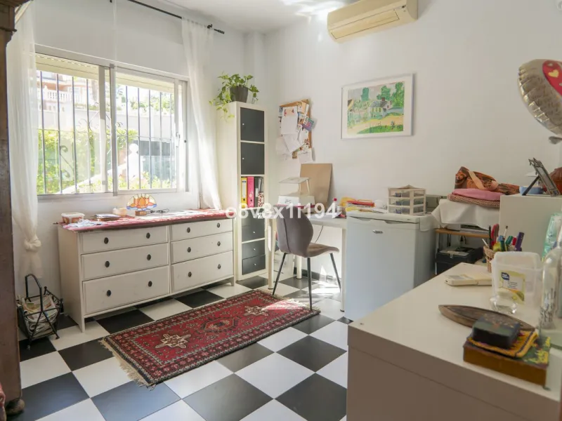Imagine waking up every morning to open views that stretch as far as Malaga, surrounded by the tranquility of the Pinos de Alhaurín residential area. This detached villa is designed for families looking for a spacious, comfortable home surrounded by natur