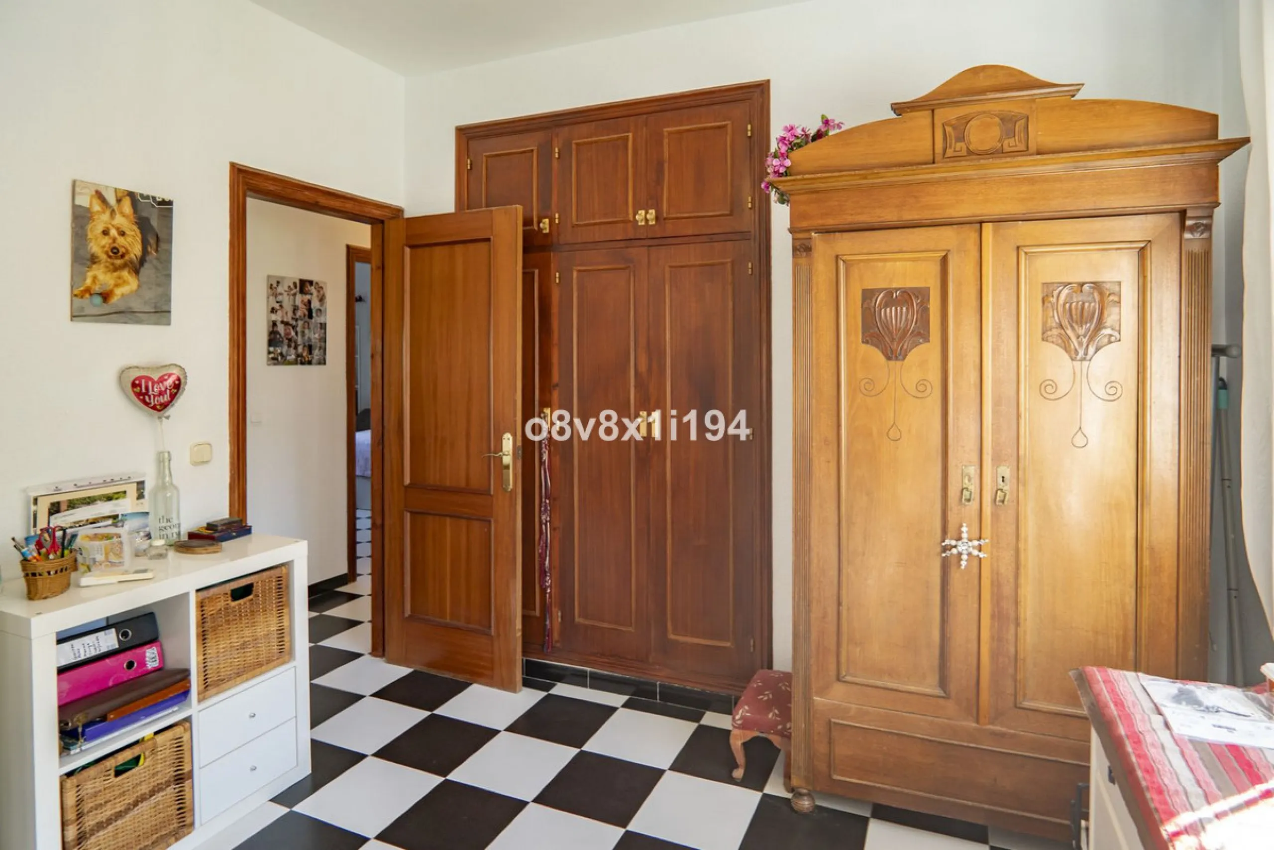 Imagine waking up every morning to open views that stretch as far as Malaga, surrounded by the tranquility of the Pinos de Alhaurín residential area. This detached villa is designed for families looking for a spacious, comfortable home surrounded by natur
