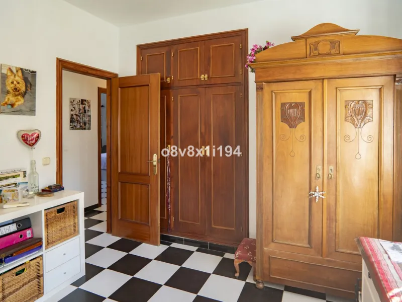 Imagine waking up every morning to open views that stretch as far as Malaga, surrounded by the tranquility of the Pinos de Alhaurín residential area. This detached villa is designed for families looking for a spacious, comfortable home surrounded by natur