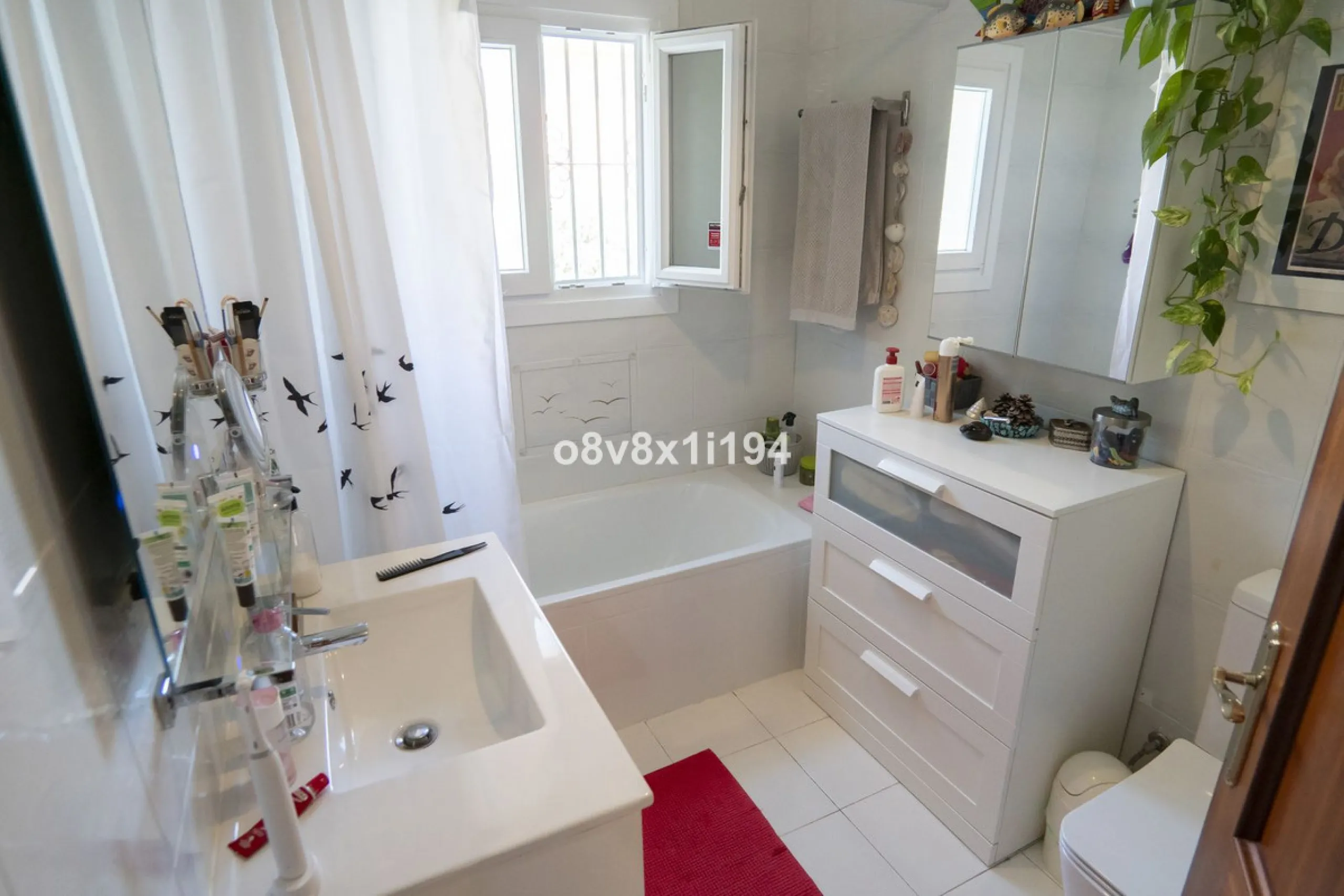Imagine waking up every morning to open views that stretch as far as Malaga, surrounded by the tranquility of the Pinos de Alhaurín residential area. This detached villa is designed for families looking for a spacious, comfortable home surrounded by natur