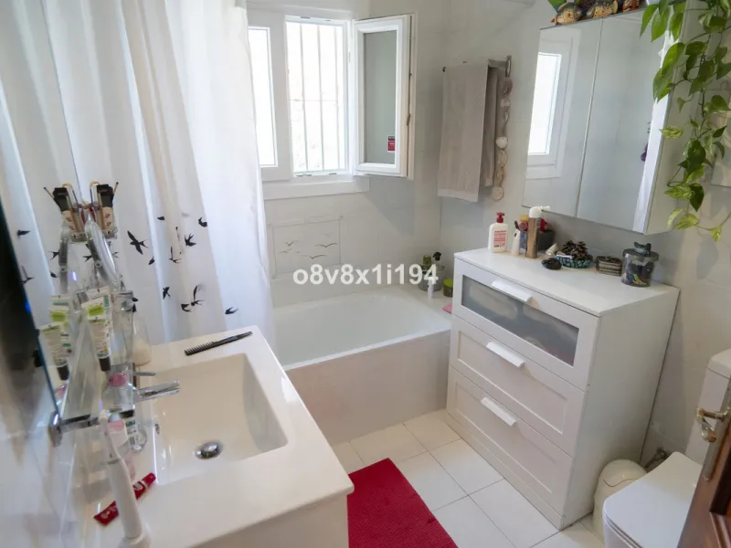 Imagine waking up every morning to open views that stretch as far as Malaga, surrounded by the tranquility of the Pinos de Alhaurín residential area. This detached villa is designed for families looking for a spacious, comfortable home surrounded by natur