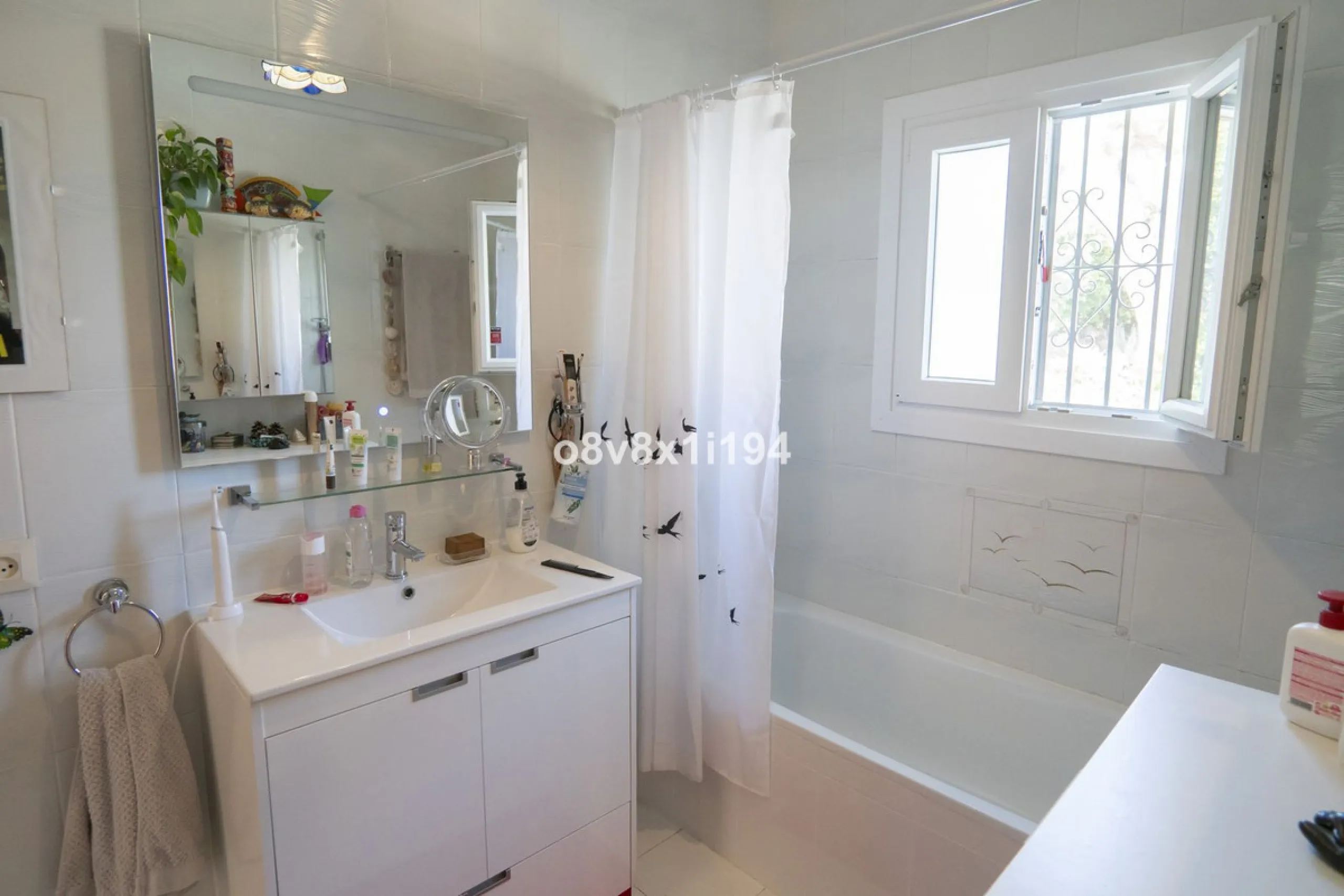 Imagine waking up every morning to open views that stretch as far as Malaga, surrounded by the tranquility of the Pinos de Alhaurín residential area. This detached villa is designed for families looking for a spacious, comfortable home surrounded by natur