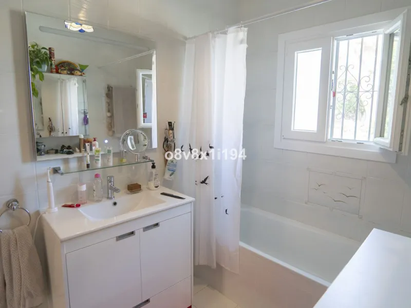 Imagine waking up every morning to open views that stretch as far as Malaga, surrounded by the tranquility of the Pinos de Alhaurín residential area. This detached villa is designed for families looking for a spacious, comfortable home surrounded by natur