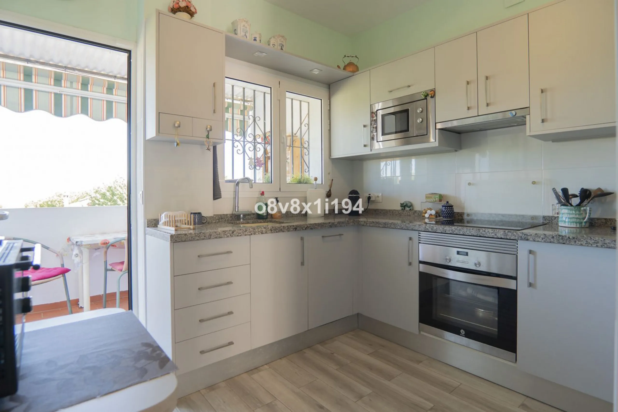 Imagine waking up every morning to open views that stretch as far as Malaga, surrounded by the tranquility of the Pinos de Alhaurín residential area. This detached villa is designed for families looking for a spacious, comfortable home surrounded by natur
