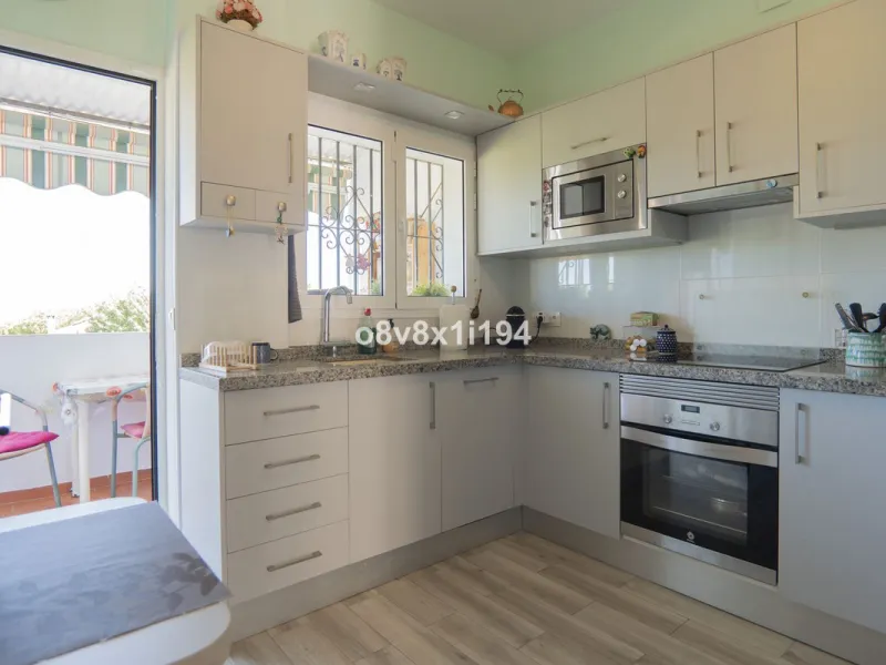 Imagine waking up every morning to open views that stretch as far as Malaga, surrounded by the tranquility of the Pinos de Alhaurín residential area. This detached villa is designed for families looking for a spacious, comfortable home surrounded by natur