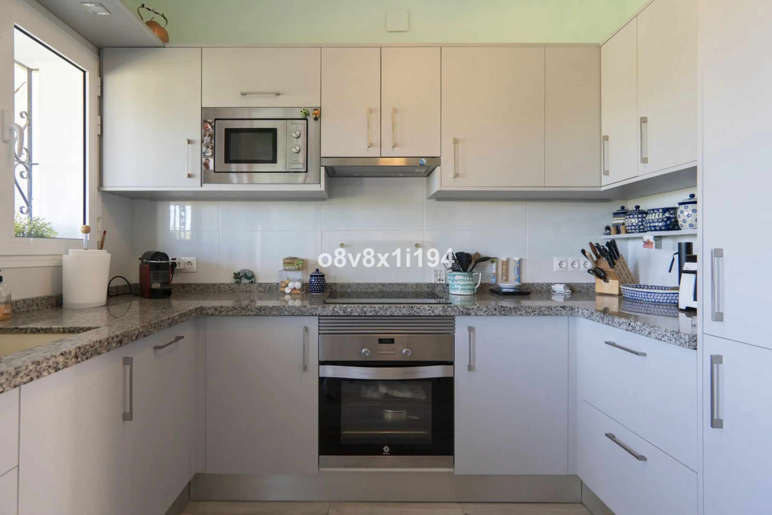 Imagine waking up every morning to open views that stretch as far as Malaga, surrounded by the tranquility of the Pinos de Alhaurín residential area. This detached villa is designed for families looking for a spacious, comfortable home surrounded by natur
