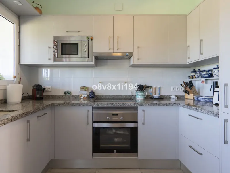 Imagine waking up every morning to open views that stretch as far as Malaga, surrounded by the tranquility of the Pinos de Alhaurín residential area. This detached villa is designed for families looking for a spacious, comfortable home surrounded by natur