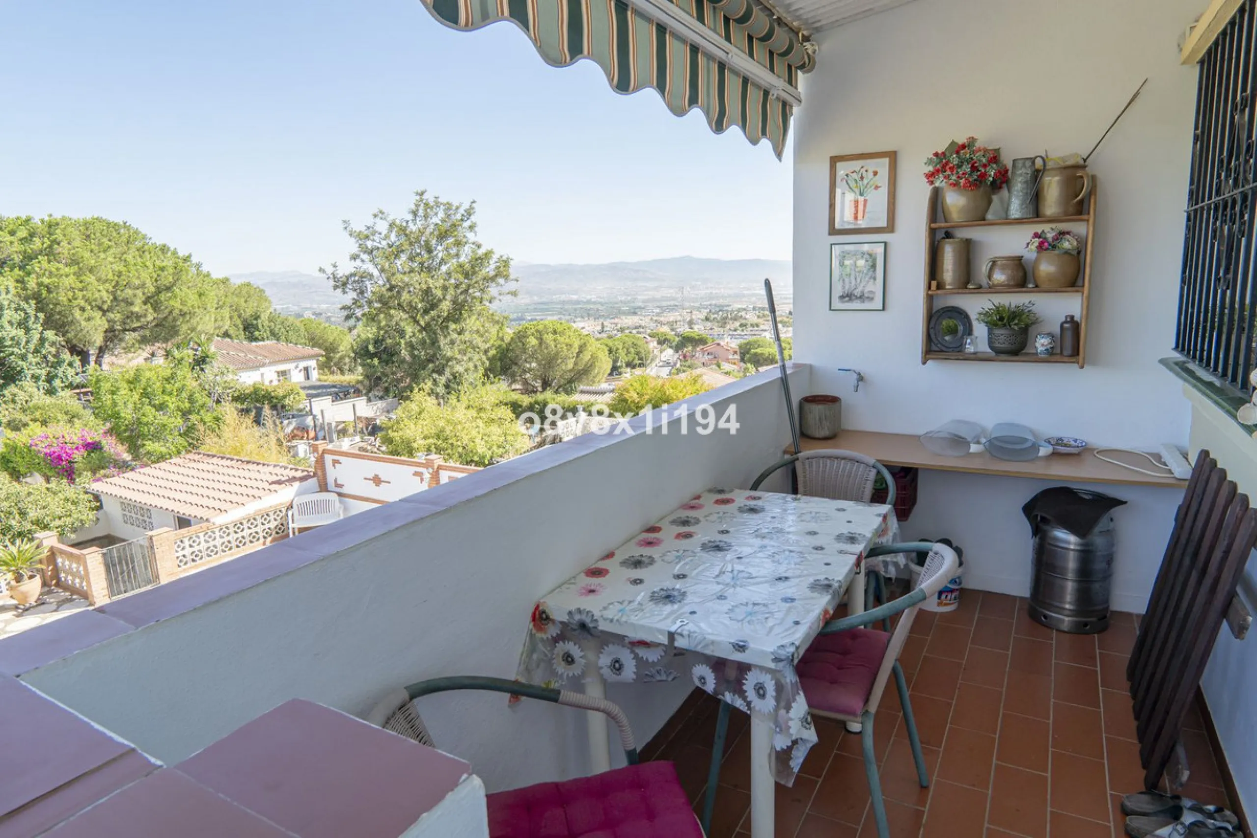 Imagine waking up every morning to open views that stretch as far as Malaga, surrounded by the tranquility of the Pinos de Alhaurín residential area. This detached villa is designed for families looking for a spacious, comfortable home surrounded by natur