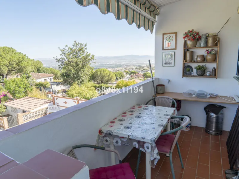 Imagine waking up every morning to open views that stretch as far as Malaga, surrounded by the tranquility of the Pinos de Alhaurín residential area. This detached villa is designed for families looking for a spacious, comfortable home surrounded by natur