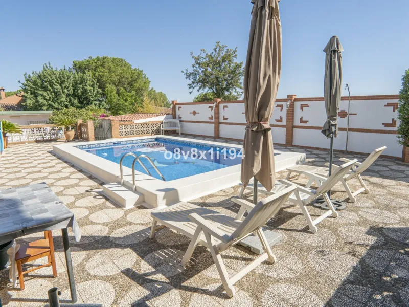 Imagine waking up every morning to open views that stretch as far as Malaga, surrounded by the tranquility of the Pinos de Alhaurín residential area. This detached villa is designed for families looking for a spacious, comfortable home surrounded by natur