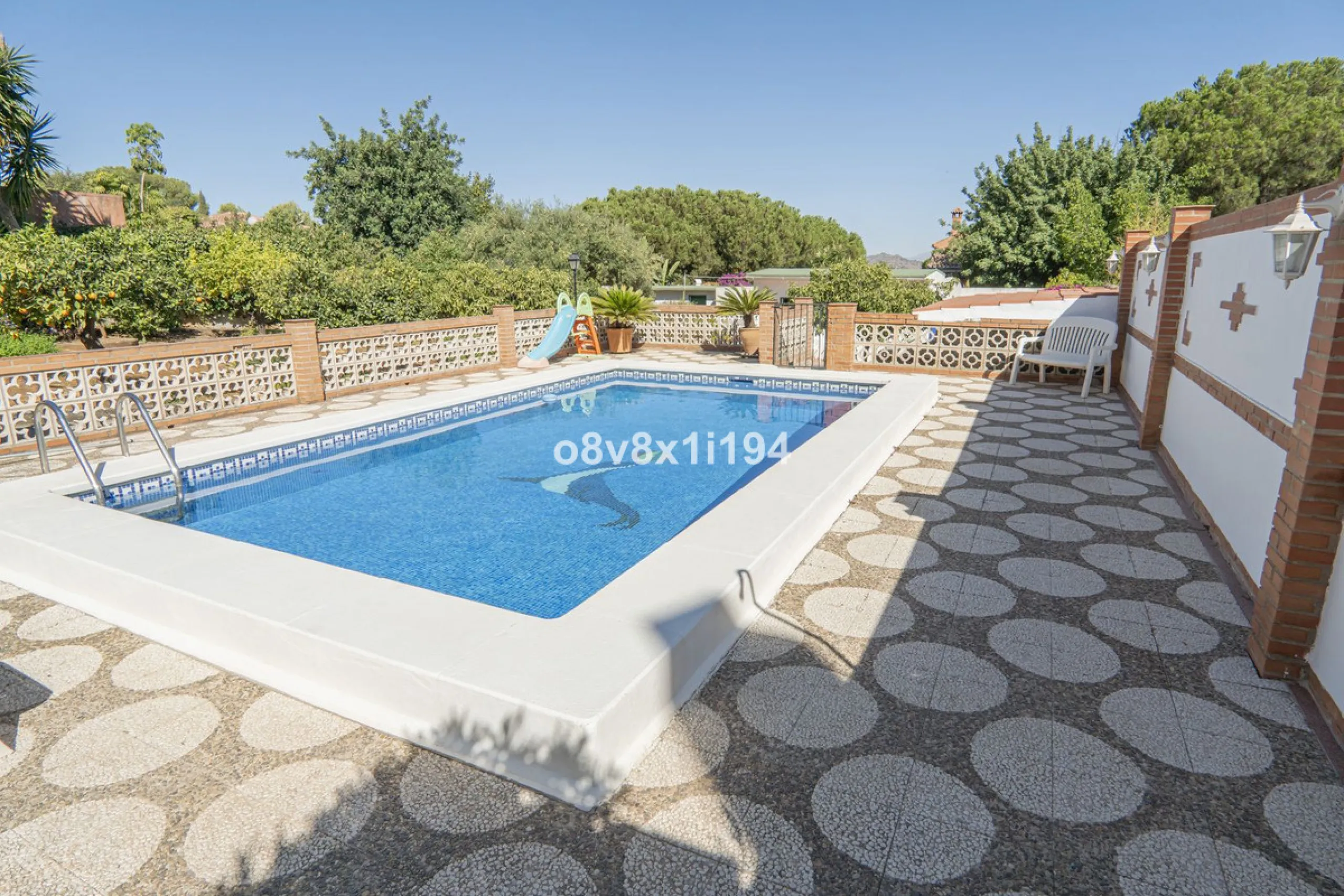 Imagine waking up every morning to open views that stretch as far as Malaga, surrounded by the tranquility of the Pinos de Alhaurín residential area. This detached villa is designed for families looking for a spacious, comfortable home surrounded by natur