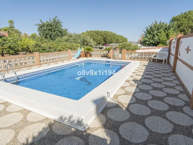 Imagine waking up every morning to open views that stretch as far as Malaga, surrounded by the tranquility of the Pinos de Alhaurín residential area. This detached villa is designed for families looking for a spacious, comfortable home surrounded by natur