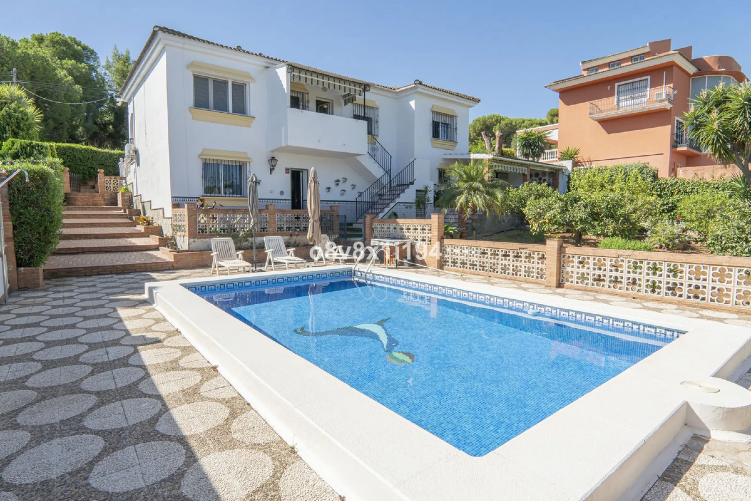 Imagine waking up every morning to open views that stretch as far as Malaga, surrounded by the tranquility of the Pinos de Alhaurín residential area. This detached villa is designed for families looking for a spacious, comfortable home surrounded by natur