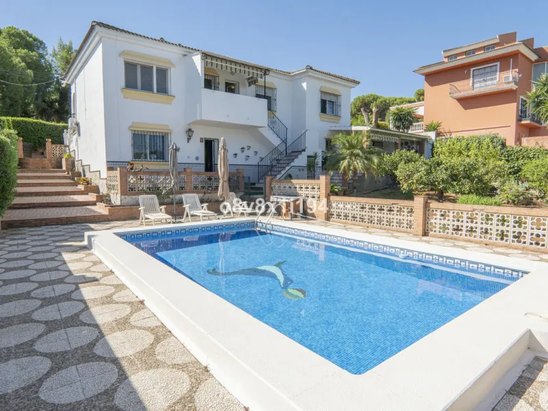Imagine waking up every morning to open views that stretch as far as Malaga, surrounded by the tranquility of the Pinos de Alhaurín residential area. This detached villa is designed for families looking for a spacious, comfortable home surrounded by natur