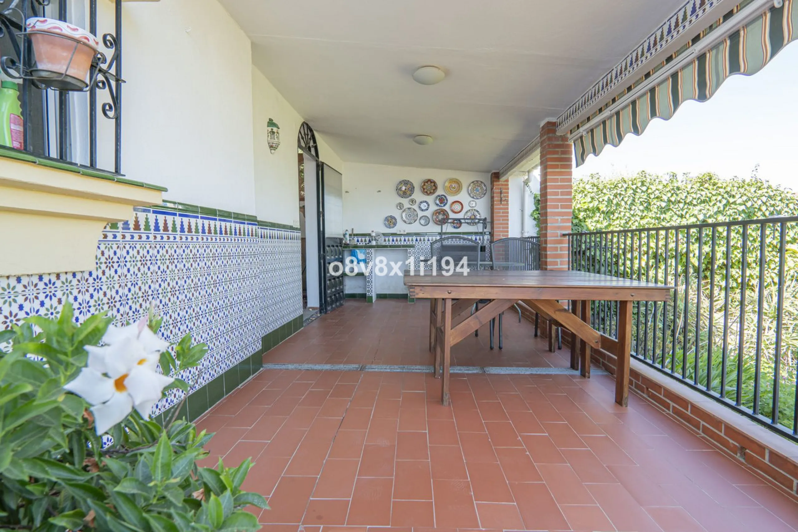 Imagine waking up every morning to open views that stretch as far as Malaga, surrounded by the tranquility of the Pinos de Alhaurín residential area. This detached villa is designed for families looking for a spacious, comfortable home surrounded by natur