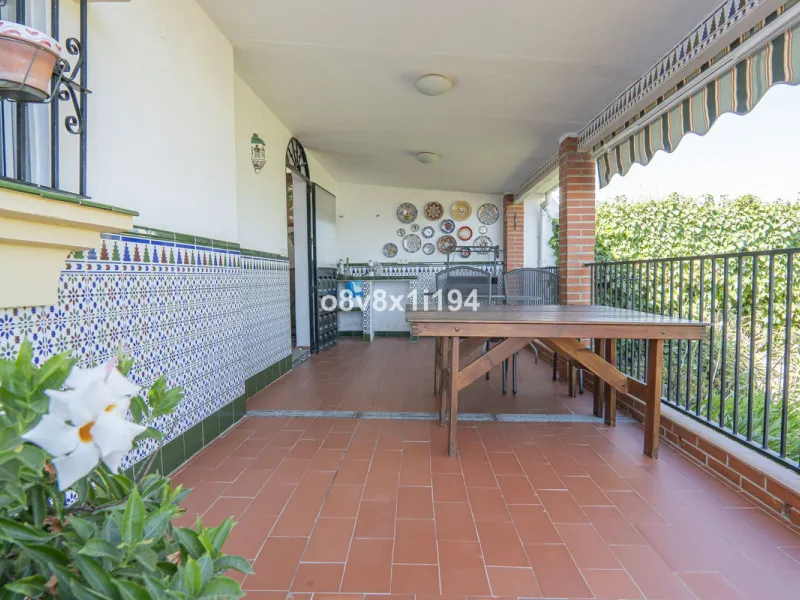 Imagine waking up every morning to open views that stretch as far as Malaga, surrounded by the tranquility of the Pinos de Alhaurín residential area. This detached villa is designed for families looking for a spacious, comfortable home surrounded by natur
