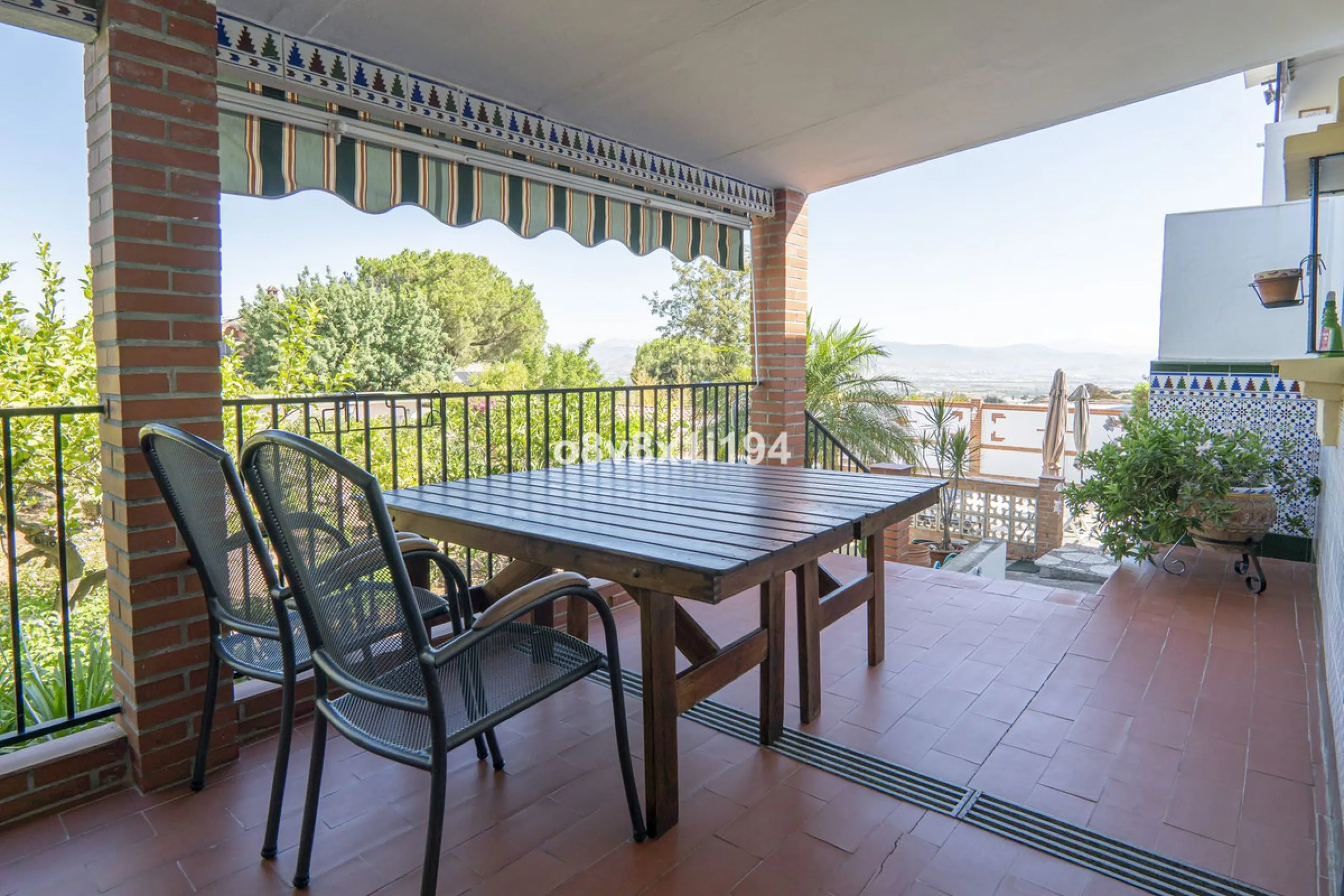 Imagine waking up every morning to open views that stretch as far as Malaga, surrounded by the tranquility of the Pinos de Alhaurín residential area. This detached villa is designed for families looking for a spacious, comfortable home surrounded by natur