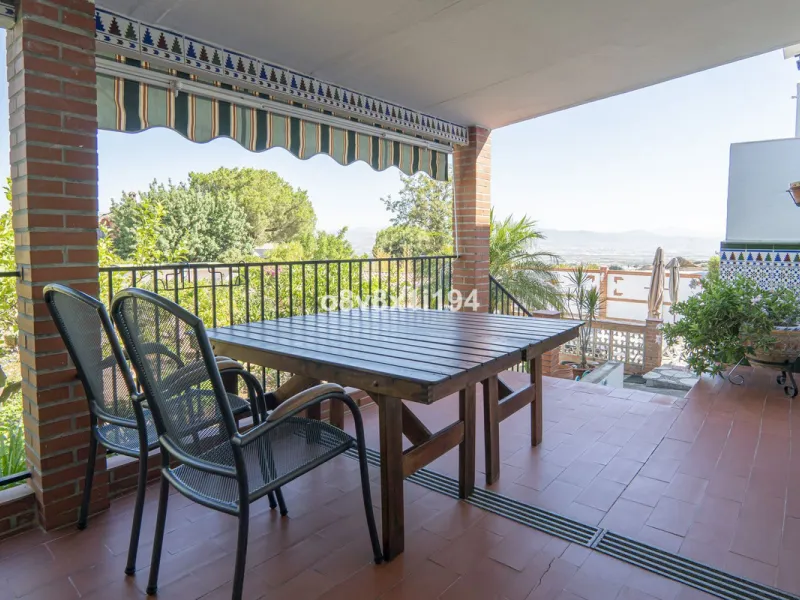 Imagine waking up every morning to open views that stretch as far as Malaga, surrounded by the tranquility of the Pinos de Alhaurín residential area. This detached villa is designed for families looking for a spacious, comfortable home surrounded by natur