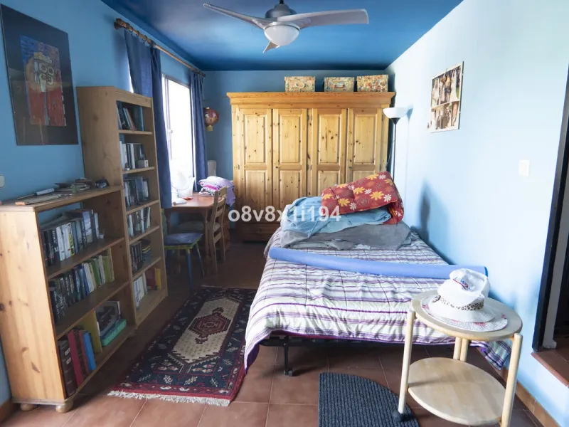 Imagine waking up every morning to open views that stretch as far as Malaga, surrounded by the tranquility of the Pinos de Alhaurín residential area. This detached villa is designed for families looking for a spacious, comfortable home surrounded by natur