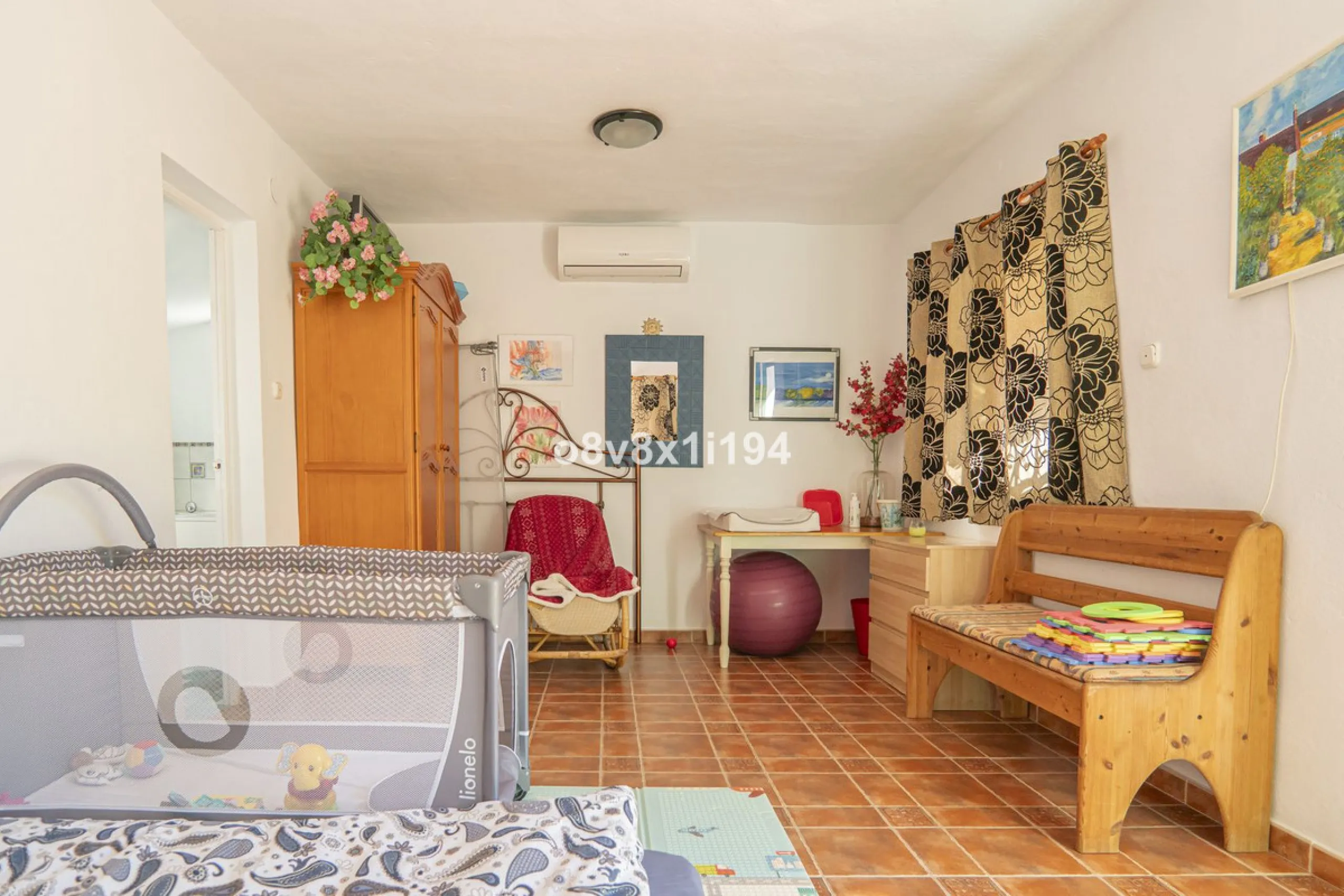 Imagine waking up every morning to open views that stretch as far as Malaga, surrounded by the tranquility of the Pinos de Alhaurín residential area. This detached villa is designed for families looking for a spacious, comfortable home surrounded by natur