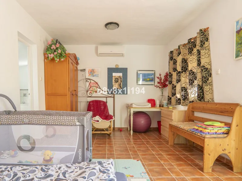 Imagine waking up every morning to open views that stretch as far as Malaga, surrounded by the tranquility of the Pinos de Alhaurín residential area. This detached villa is designed for families looking for a spacious, comfortable home surrounded by natur