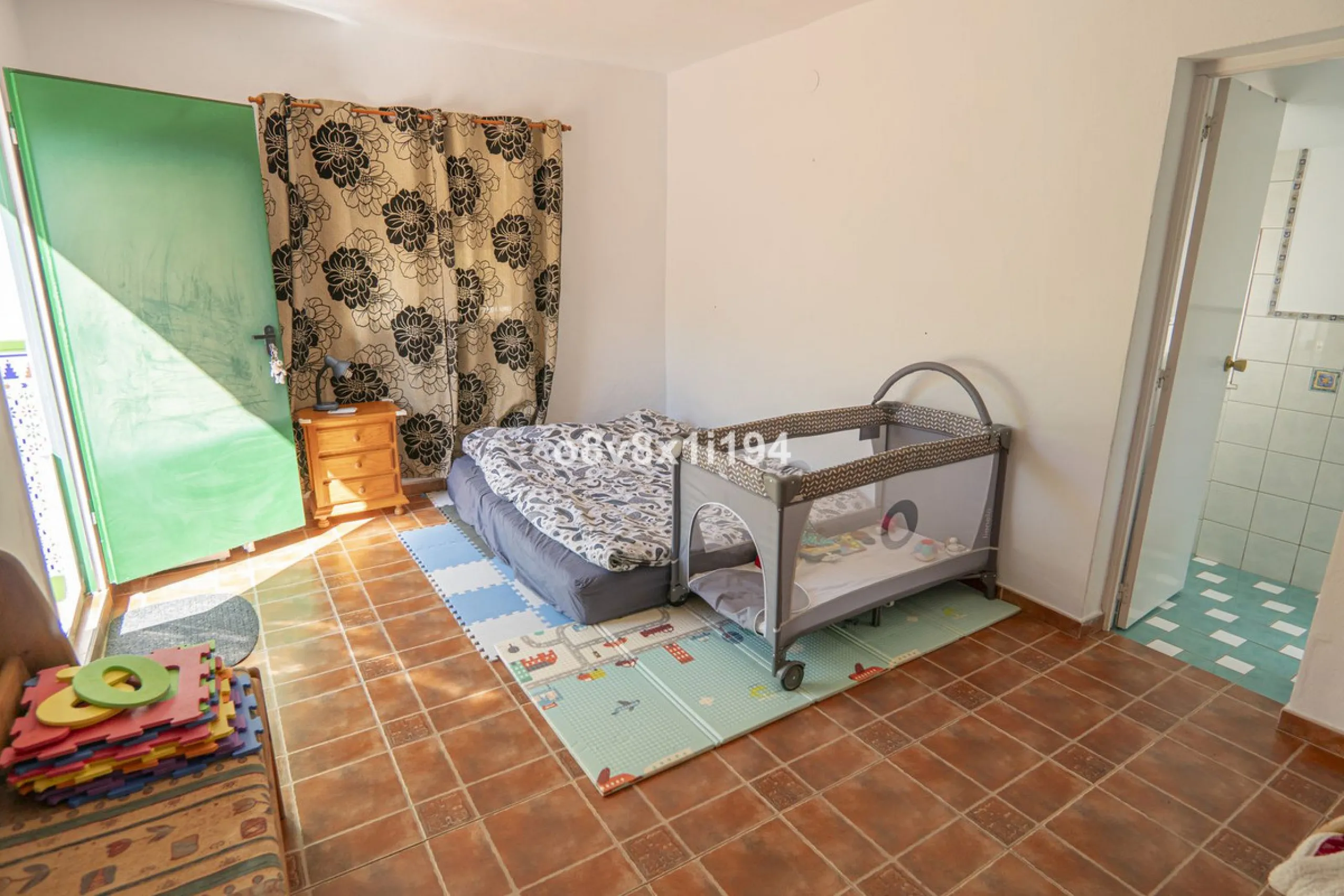 Imagine waking up every morning to open views that stretch as far as Malaga, surrounded by the tranquility of the Pinos de Alhaurín residential area. This detached villa is designed for families looking for a spacious, comfortable home surrounded by natur