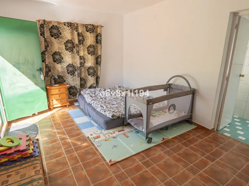 Imagine waking up every morning to open views that stretch as far as Malaga, surrounded by the tranquility of the Pinos de Alhaurín residential area. This detached villa is designed for families looking for a spacious, comfortable home surrounded by natur