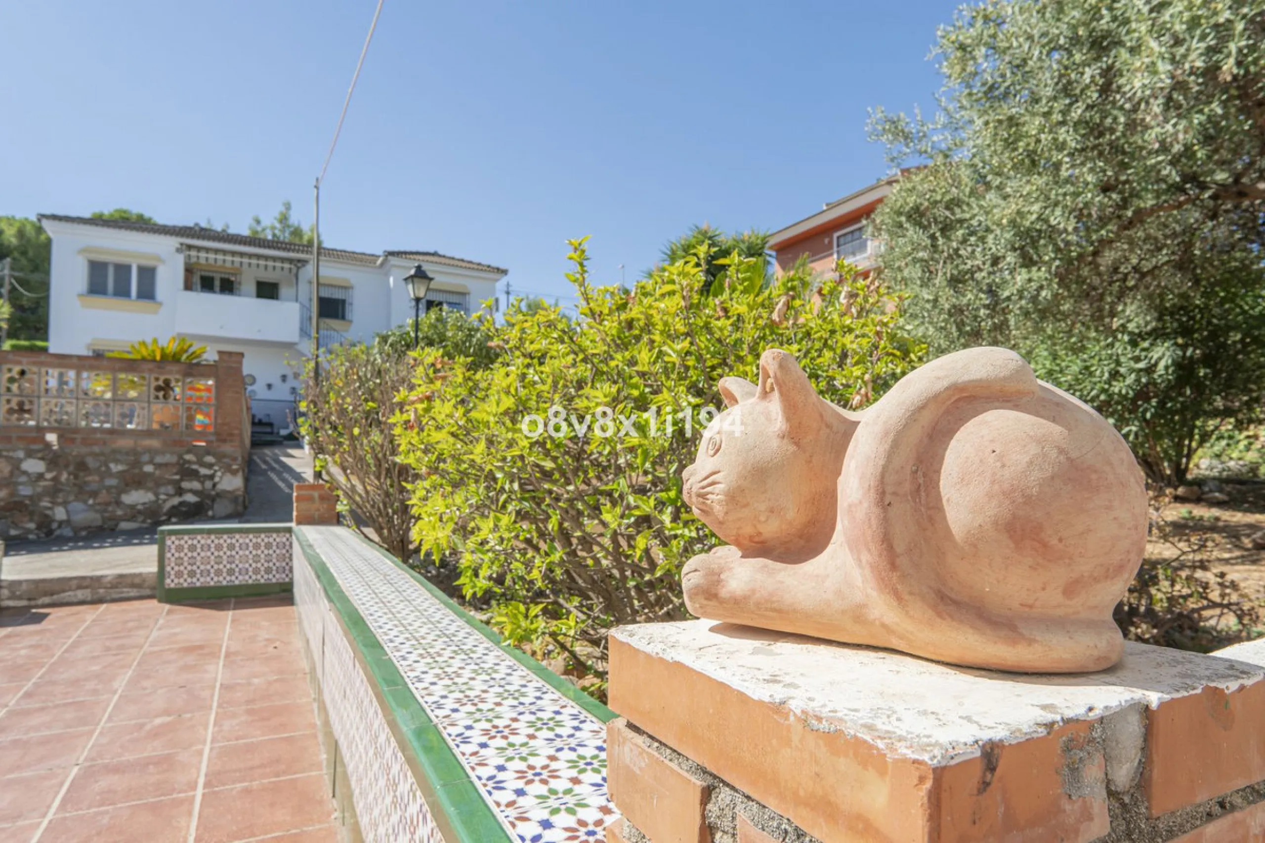 Imagine waking up every morning to open views that stretch as far as Malaga, surrounded by the tranquility of the Pinos de Alhaurín residential area. This detached villa is designed for families looking for a spacious, comfortable home surrounded by natur