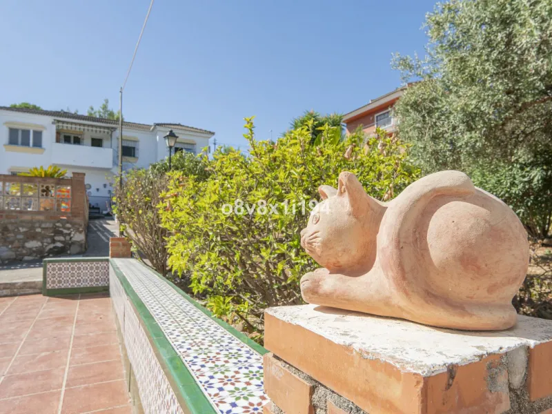 Imagine waking up every morning to open views that stretch as far as Malaga, surrounded by the tranquility of the Pinos de Alhaurín residential area. This detached villa is designed for families looking for a spacious, comfortable home surrounded by natur