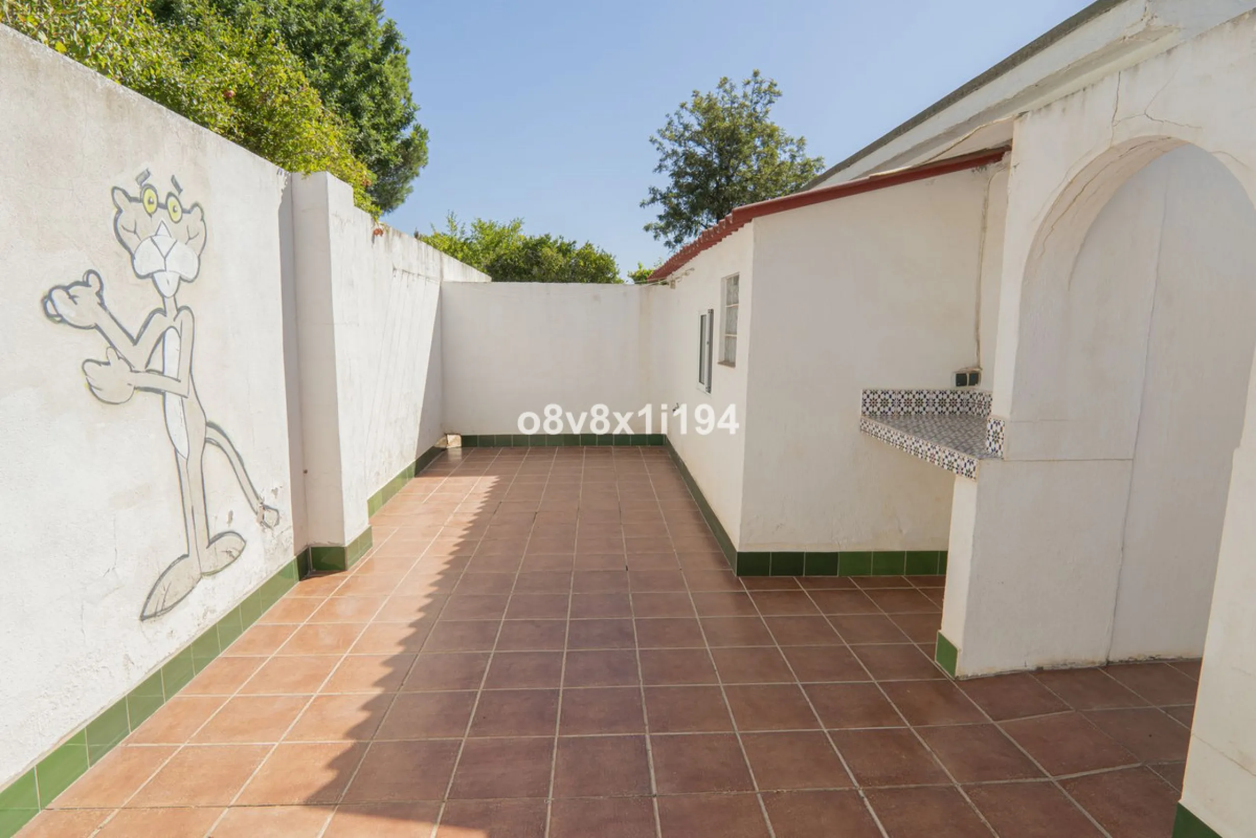Imagine waking up every morning to open views that stretch as far as Malaga, surrounded by the tranquility of the Pinos de Alhaurín residential area. This detached villa is designed for families looking for a spacious, comfortable home surrounded by natur