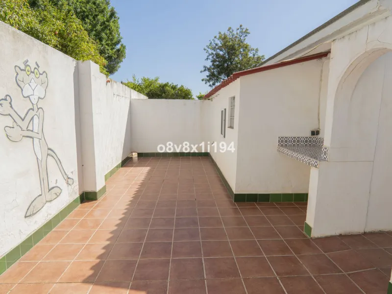 Imagine waking up every morning to open views that stretch as far as Malaga, surrounded by the tranquility of the Pinos de Alhaurín residential area. This detached villa is designed for families looking for a spacious, comfortable home surrounded by natur