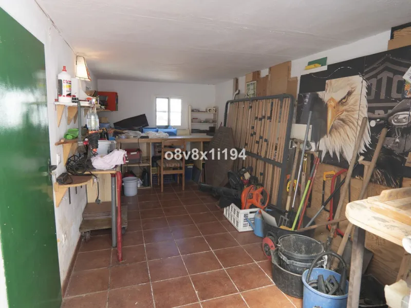 Imagine waking up every morning to open views that stretch as far as Malaga, surrounded by the tranquility of the Pinos de Alhaurín residential area. This detached villa is designed for families looking for a spacious, comfortable home surrounded by natur