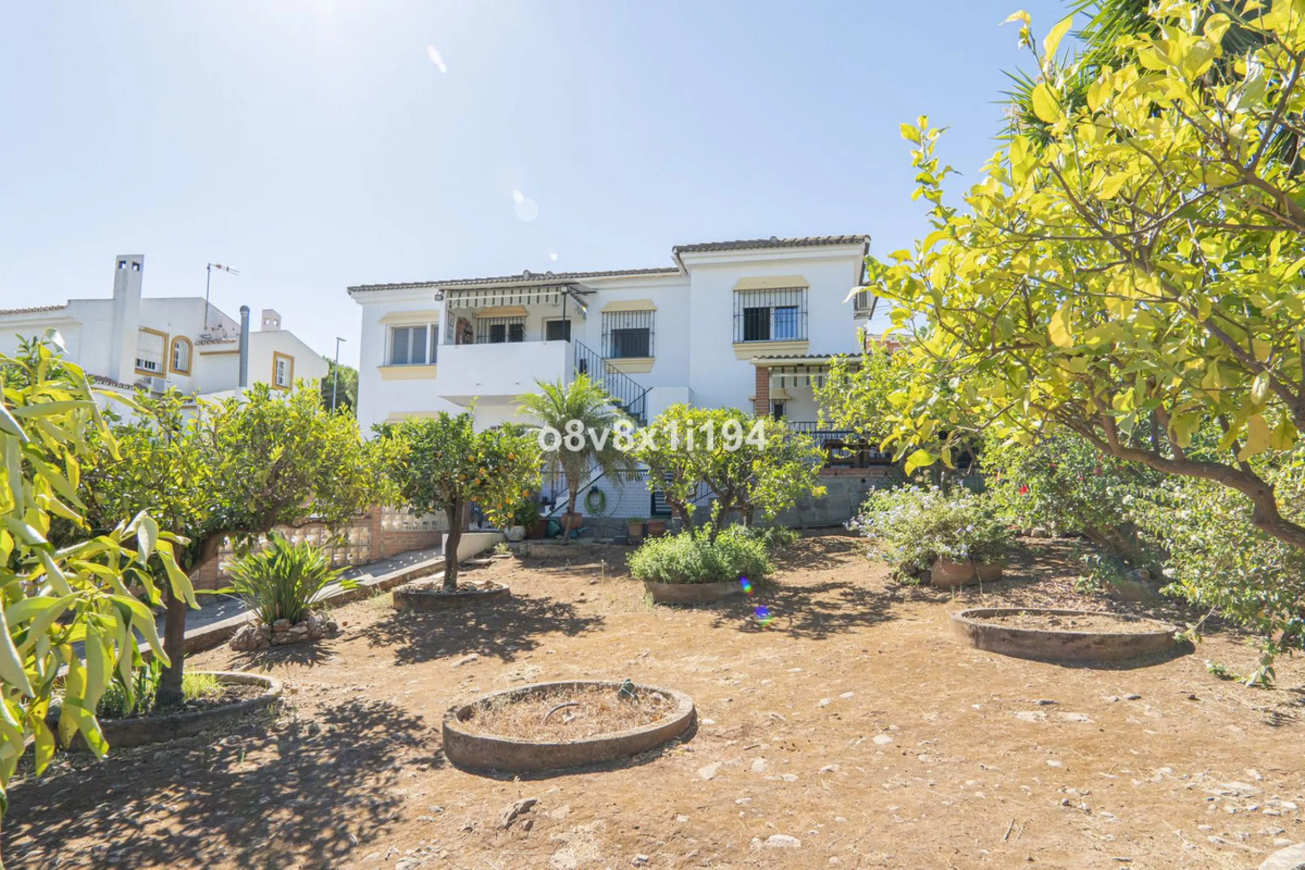 Imagine waking up every morning to open views that stretch as far as Malaga, surrounded by the tranquility of the Pinos de Alhaurín residential area. This detached villa is designed for families looking for a spacious, comfortable home surrounded by natur