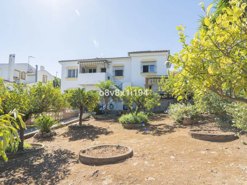 Imagine waking up every morning to open views that stretch as far as Malaga, surrounded by the tranquility of the Pinos de Alhaurín residential area. This detached villa is designed for families looking for a spacious, comfortable home surrounded by natur